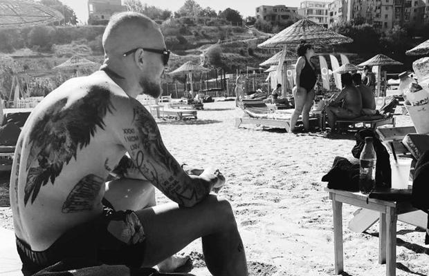 FOTO Denis Alibec, la Vama Veche cu mama lui » Cum s-a pozat atacantul