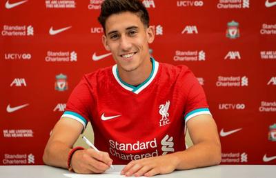 OFICIAL Liverpool a bifat primul transfer al verii! Jurgen Klopp i-a adus concurent pe post lui Robertson