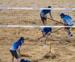 Voluntarii japonezi au fost mereu atenți ca totul să decurgă perfect, aici aranjând nisipul la volei pe plajă