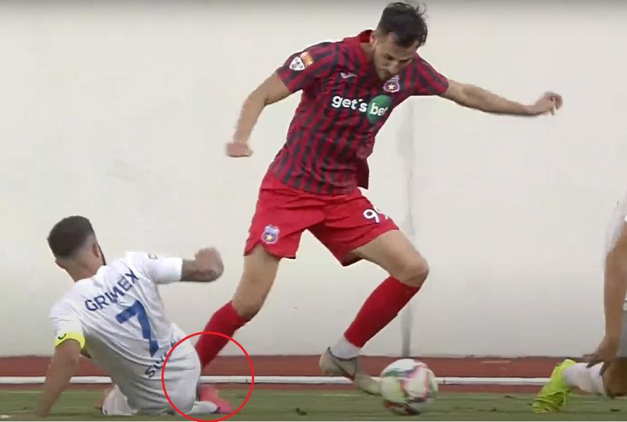 Momentul în care Buleică îl faultează pe Chipirliu. Captură Telekom Sport Fază controversată în Viitorul Tg. Jiu - CSA Steaua » Chipirliu a căzut în careu, dar s-a ales doar cu „galben” pentru simulare