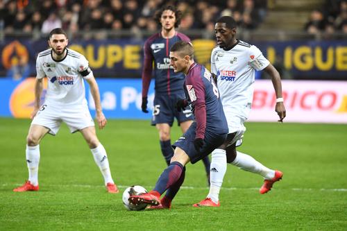 Harrison Manzala, în duel cu Verratti, într-un Amiens - PSG din 2018 / FOTO: Imago