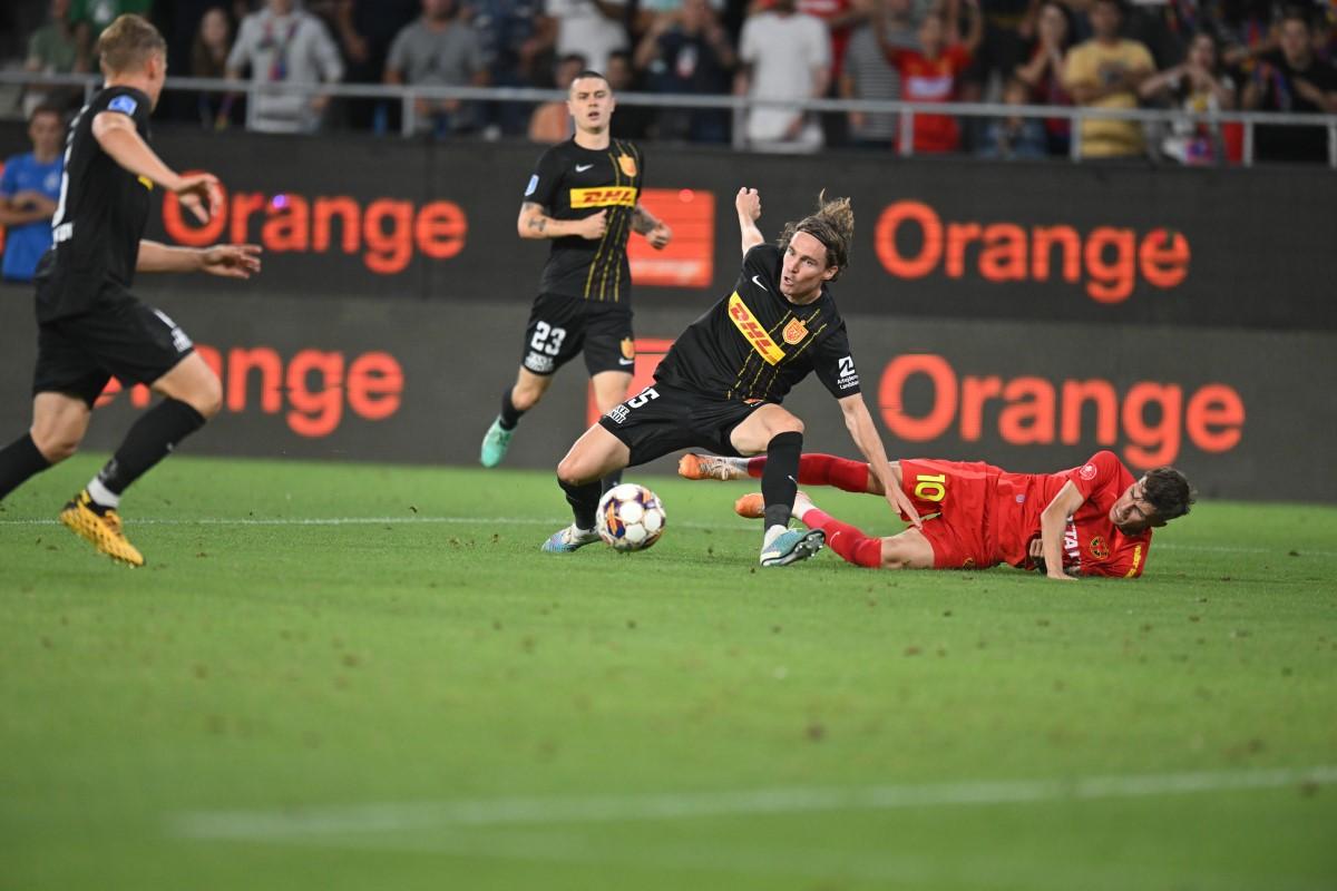 FCSB a cerut trei penalty-uri cu Nordsjaelland! tribunele au explodat: „Hoții, hoții!” » Fotoreporterul GSP a surprins cadru cu cadru cea mai fierbinte fază a meciului