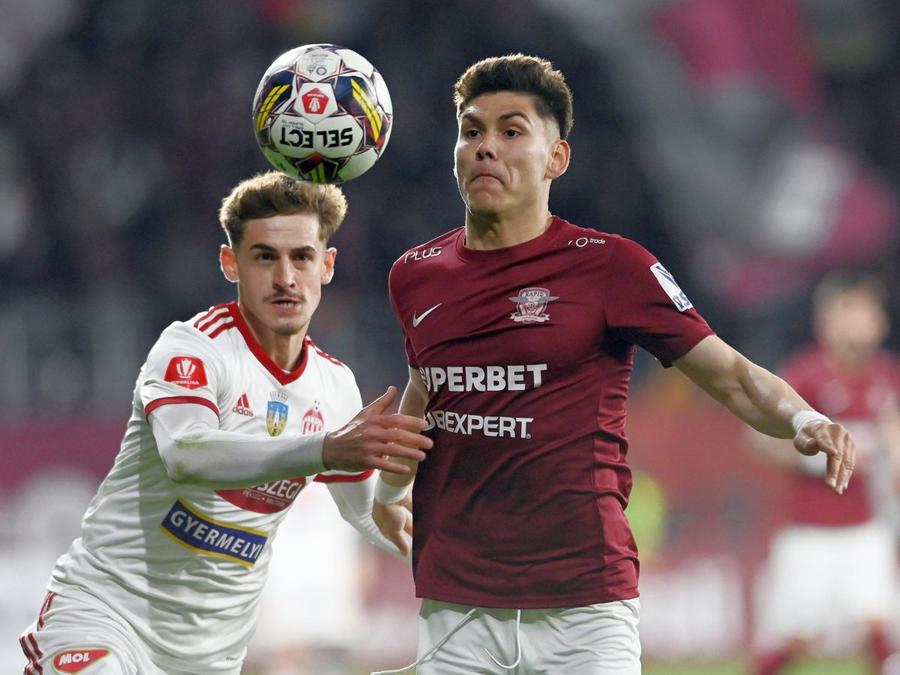 Rareș Ispas, în duel cu Antonio Sefer, în timpul unui meci Rapid - Sepsi, din play-off-ul sezonului trecut Două transferuri de ultimă oră în SuperLiga » CFR Cluj și-a cedat atacantul