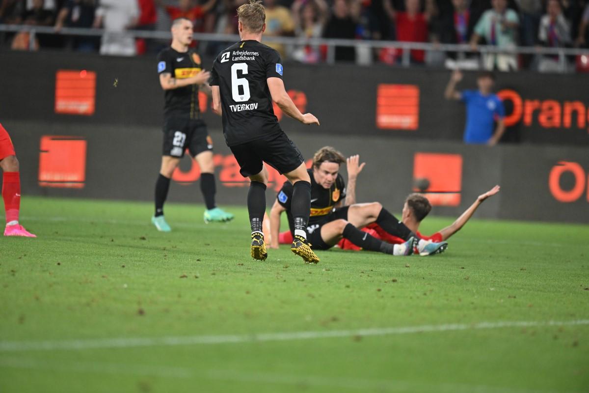 FCSB a cerut trei penalty-uri cu Nordsjaelland! tribunele au explodat: „Hoții, hoții!” » Fotoreporterul GSP a surprins cadru cu cadru cea mai fierbinte fază a meciului