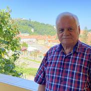 Dorin Necula pe terasa casei sale din Șcheii Brașovului, cu centrul orașului pe fundal FOTO Andrei Crăițoiu (Brașov)