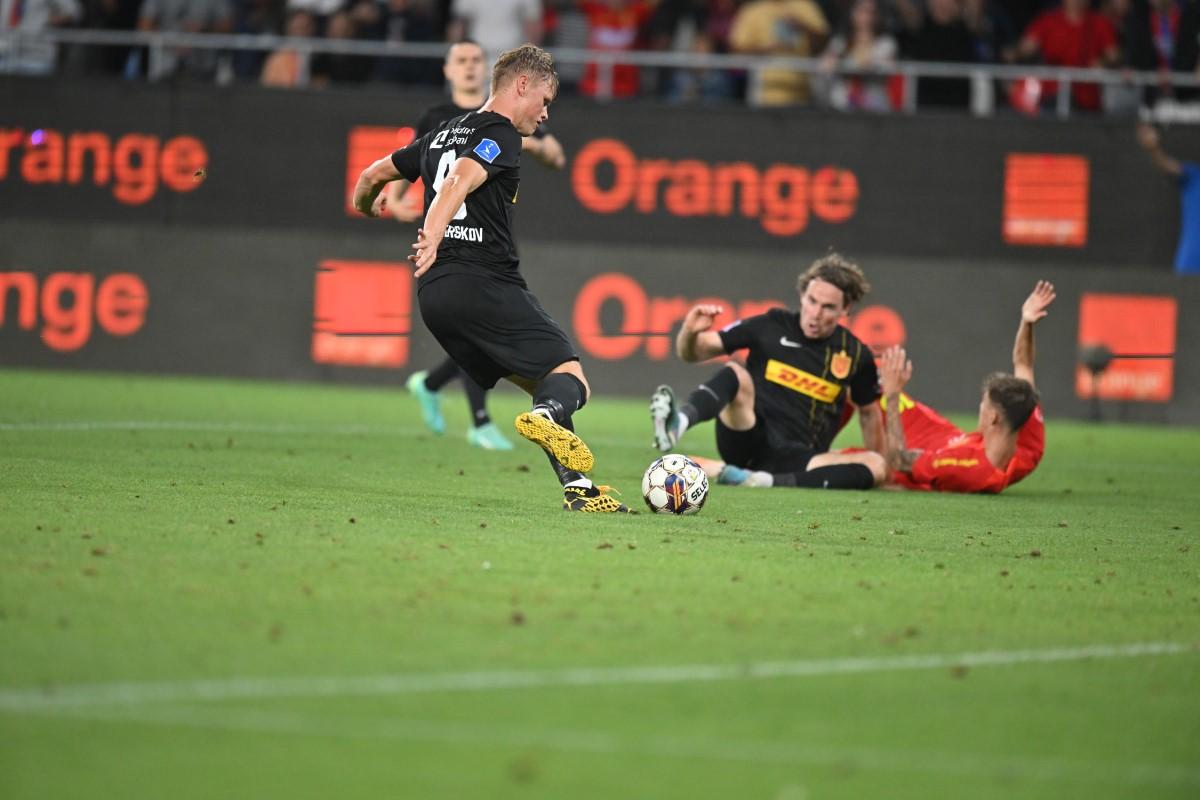 FCSB a cerut trei penalty-uri cu Nordsjaelland! tribunele au explodat: „Hoții, hoții!” » Fotoreporterul GSP a surprins cadru cu cadru cea mai fierbinte fază a meciului