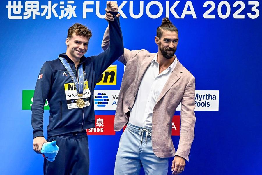 Michael Phelps felicitându-l pe Leon Marchand, cel care i-a bătut recordul mondial la 400 m mixt Foto Imago Cine este Leon Marchand, francezul care face lucruri imposibile la Paris: a luat două medalii de aur în aceeași zi, primul după 124 de ani!