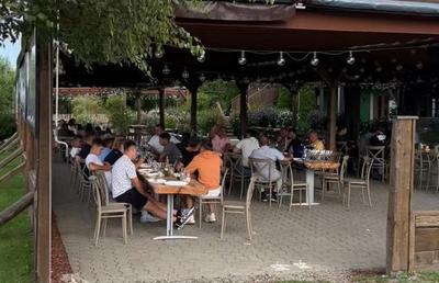 Moda ieșirilor la masă în Liga 1: toată echipa, cu antrenori și cu conducere, în natură. Replica tehnicianului al cărui post este vânat!