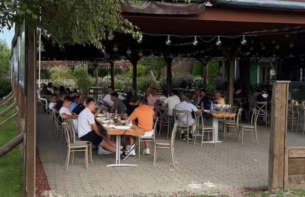 Moda ieșirilor la masă în Liga 1: toată echipa, cu antrenori și cu conducere, în natură. Replica tehnicianului al cărui post este vânat!