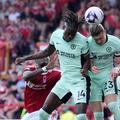 Trevoh Chalobah, numărul 14, într-un duel pentru balon / Foto: Imago