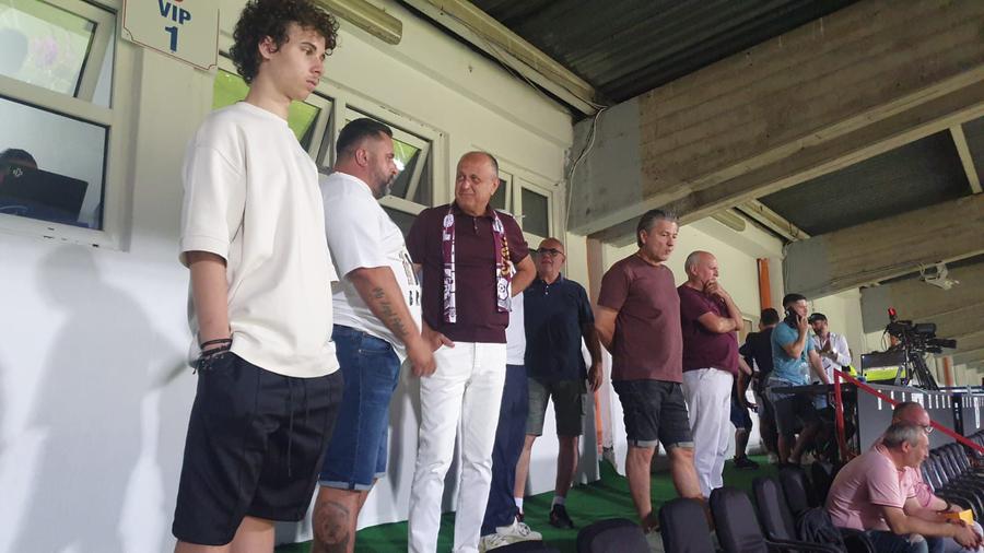 Dan Șucu este prezent la tribuna oficială, alături de Vasile Maftei Giuleștiul a mai murit un pic! Rapidul s-a împotmolit și în Crâng, iar zilele lui Lennon sunt numărate