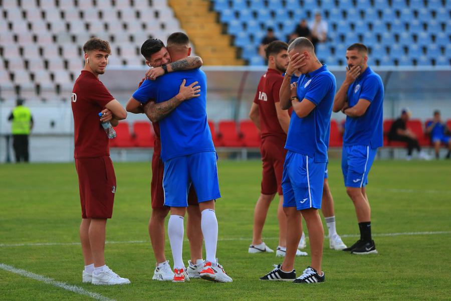 Săpunaru și Dragoș Grigore s-au îmbrățișat la firul ierbii de la Buzău / Foto: Ionuț Iordache (GSP) 10 detalii observate pe stadion la Gloria Buzău - Rapid » Cum era să rămână Braun fără pantaloni, meniu cu semințe de bostan și gestul rezervelor Săpunaru și Grigore