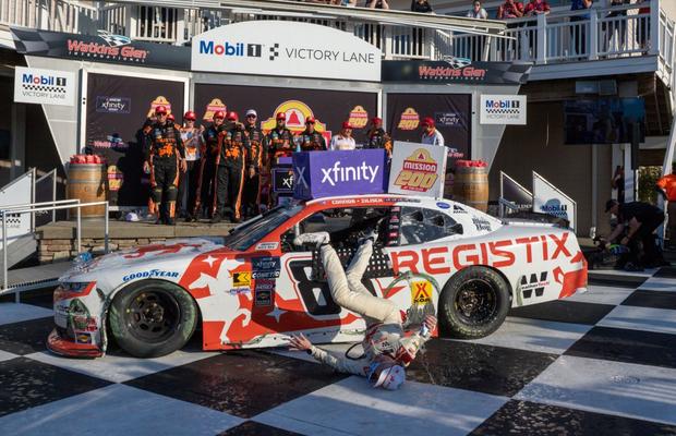 Accident stupid în NASCAR » A vrut să sărbătorească victoria, dar și-a rupt clavicula. Atenție, imagini dure!