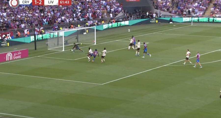 Inrtervenția lui Alisson la șutul lui Eze Eroul cu șapcă de pe Wembley » Crystal Palace a învins-o pe Liverpool la lovituri de pedeapsă în Supercupa Angliei. Henderson, magistral!