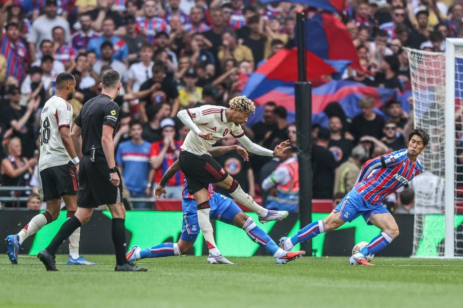 Ekitike a șutat plasat din afara careului și a deschis scorul în Crystal Palace - Liverpool/ foto: Getty Images Eroul cu șapcă de pe Wembley » Crystal Palace a învins-o pe Liverpool la lovituri de pedeapsă în Supercupa Angliei. Henderson, magistral!