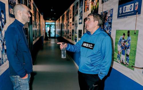 Gică Hagi, în dialog cu reporterul de la revista France Football la academia sa de la Ovidiu / Foto: France Football