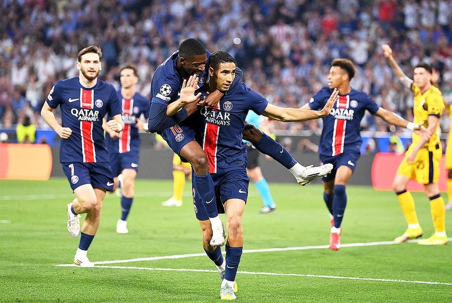 Ousmane Dembele, care-l îmbrățișează pe Hakimi aici, este marele favorit la Balonul de Aur // foto: Guliver/gettyimages Kylian Mbappe a dat deja verdictul: „Dacă ar fi după mine, i-aș duce Balonul de Aur acasă! Chiar îl merită”
