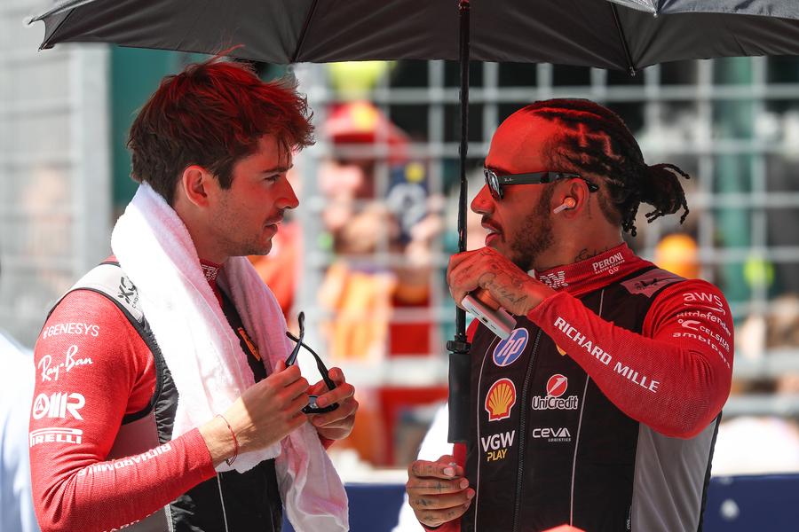 Charles Leclerc îl apară pe Lewis Hamilton // FOTO: Imago Lewis Hamilton ratează un test important pentru Ferrari, din cauza câinelui bolnav