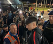 Certați de galerie, dar iubiți de localnici » Cum au fost așteptați jucătorii celor de la FCSB la autocar: un copil a oferit imaginea serii