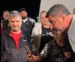 Certați de galerie, dar iubiți de localnici » Cum au fost așteptați jucătorii celor de la FCSB la autocar: un copil a oferit imaginea serii