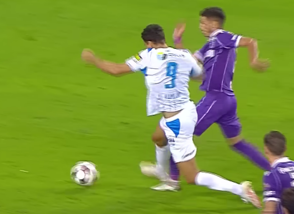 Oltenii au cerut penalty în minutul 88, la un contact între Assad și Dorinel Oancea // foto: PrimaSport