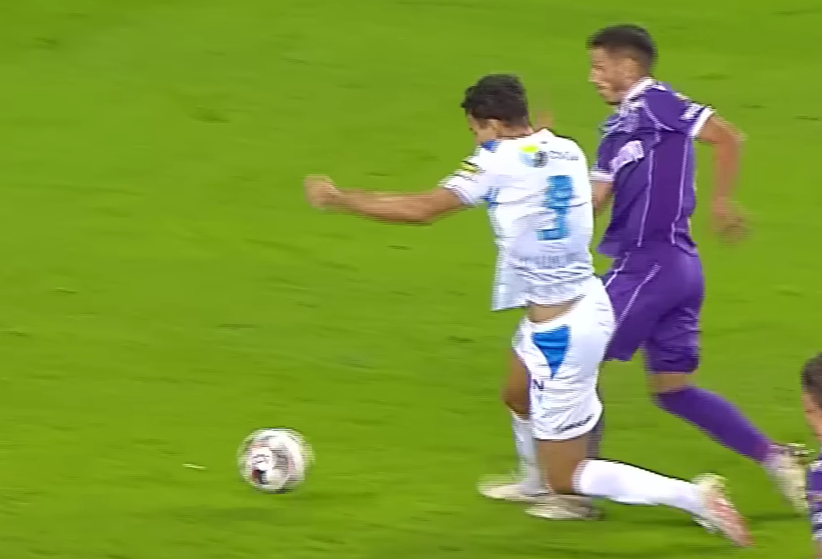Oltenii au cerut penalty în minutul 88, la un contact între Assad și Dorinel Oancea // foto: PrimaSport