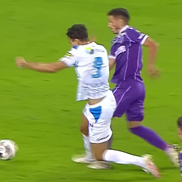 Oltenii au cerut penalty în minutul 88, la un contact între Assad și Dorinel Oancea // foto: PrimaSport