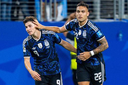 Julian Alvarez și Lautaro Martinez, concurenți pe postul de vârf la naționala Argentinei și acum rivali pentru un trasnfer la FC Barcelona / Foto: Imago