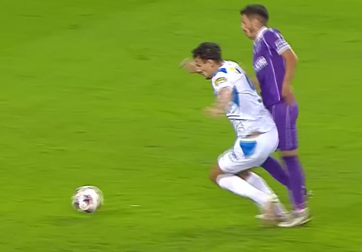 Oltenii au cerut penalty în minutul 88, la un contact între Assad și Dorinel Oancea // foto: PrimaSport