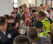 Certați de galerie, dar iubiți de localnici » Cum au fost așteptați jucătorii celor de la FCSB la autocar: un copil a oferit imaginea serii