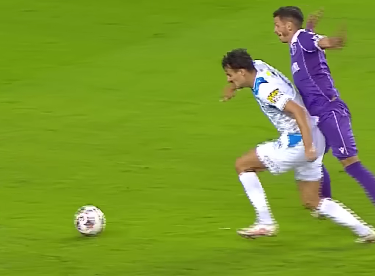 Oltenii au cerut penalty în minutul 88, la un contact între Assad și Dorinel Oancea // foto: PrimaSport