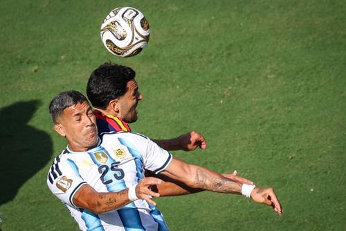 Facundo Medina (nr. 25), în duel cu Mikel Merino, în finala Cupei Mondiale 2026, Spania - Argentina 1-0 / Foto: Imago