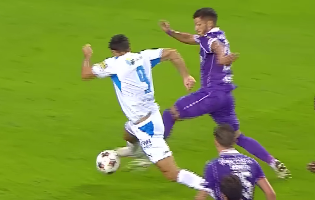 A fost penalty pentru olteni? Verdictul specialistului, la cea mai mare controversă din Craiova - FC Argeș: „În mod intenționat”