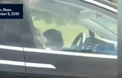 VIDEO Un șofer a adormit pe autostadă, la volanul unei Tesla, iar altul a filmat totul!