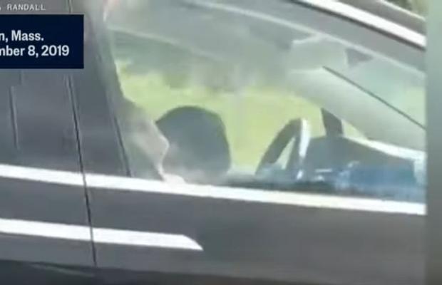VIDEO Un șofer a adormit pe autostadă, la volanul unei Tesla, iar altul a filmat totul!
