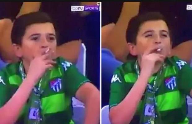 VIDEO Clipul care a înfuriat internetul! S-a aflat vârsta fanului care trăgea cu sete din țigară la Bursaspor - Fenerbahce