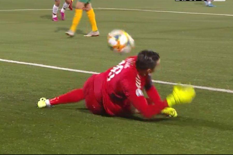 Momentul în care mingea îl lovește în umăr pe portar VIDEO Cât noroc să ai? Doar Cristiano Ronaldo putea marca un asemenea gol :D