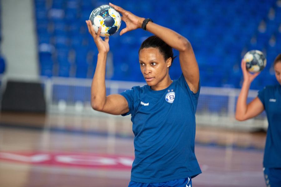 Allison Pineau SCM Rm. Vâlcea țintește ajungerea în ”sferturi”. Campioana României calcă apăsat pe urmele Oltchimului