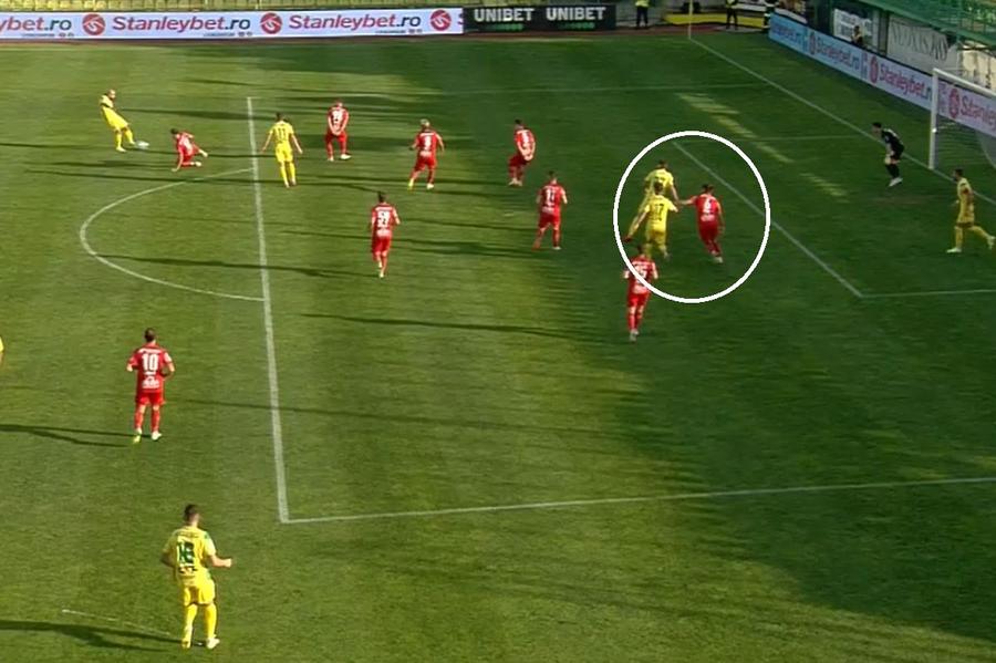 Garutti, #27, ținut în joc de Paul Iacob // foto: captură DigiSport Eroare uriașă de arbitraj în primul meci al etapei » Gol anulat pentru un ofsaid inexistent!