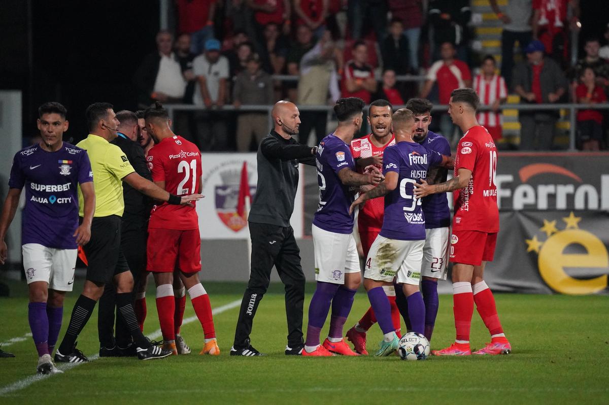 UTA riscă să joace cu porțile închise » Mesaje rasiste la meciul cu Rapid