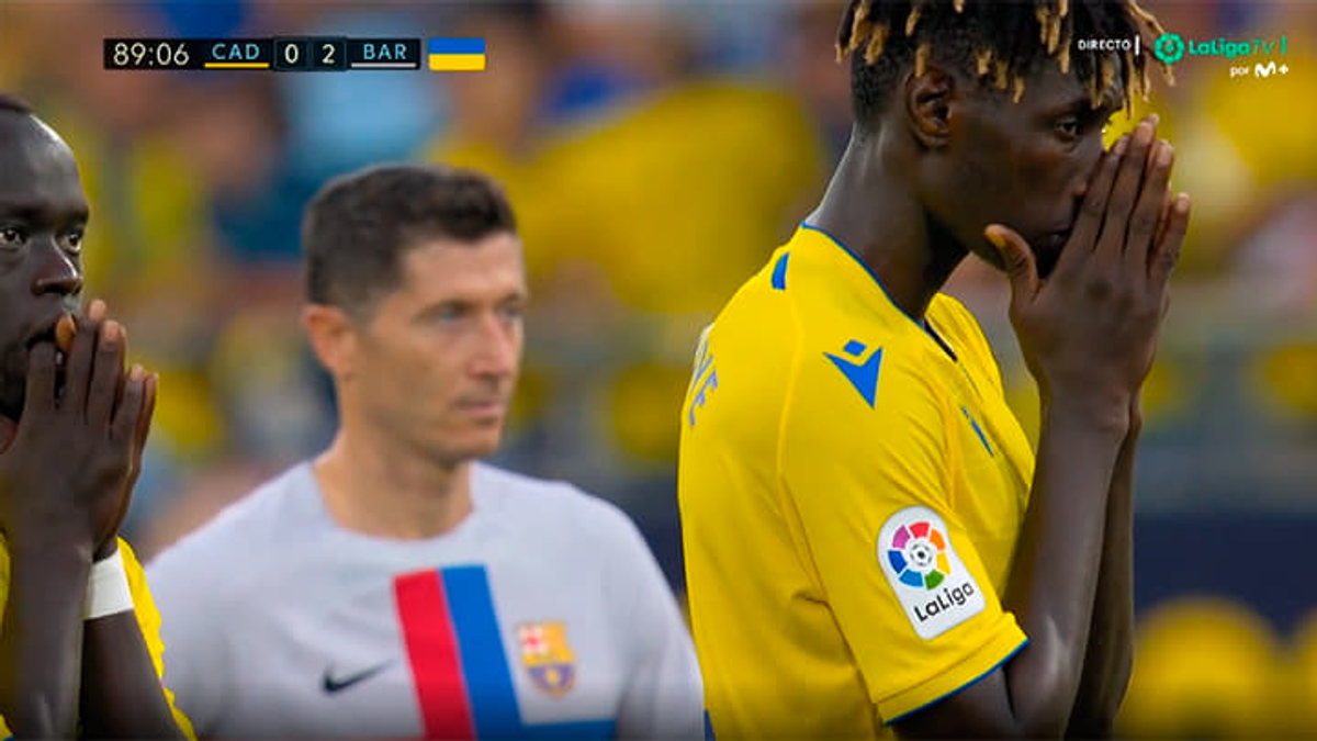 Momente teribile la Cadiz - Barcelona, după ce un fan s-a prăbușit în tribune » Portarul Ledesma a oprit jocul și a fugit după defibrilator