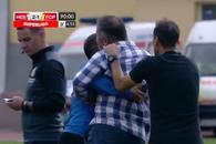 Scene de neînțeles la Hermannstadt - Petrolul! A sărit la arbitru după ce echipa sa a dat gol » Colegii s-au chinuit să-l țină în frâu