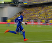 Alarmat de galerie, goalkeeperul Jeremias Ledesma a lăsat mingea din mână și a sprintat spre marginea terenului pentru a aduce un defibrilator.