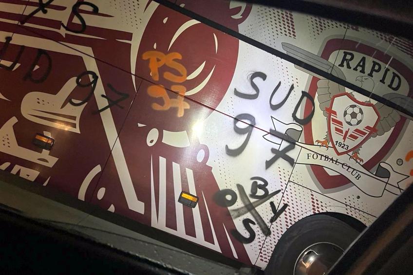 Ultrașii celor de la FCU Craiova au vandalizat autocarul Rapidului, înaintea meciului direct dintre cele două echipe.