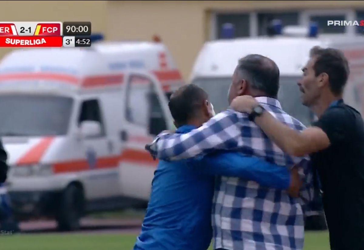 Scene de neînțeles la Hermannstadt - Petrolul! A sărit la arbitru după ce echipa sa a dat gol » Colegii s-au chinuit să-l țină în frâu