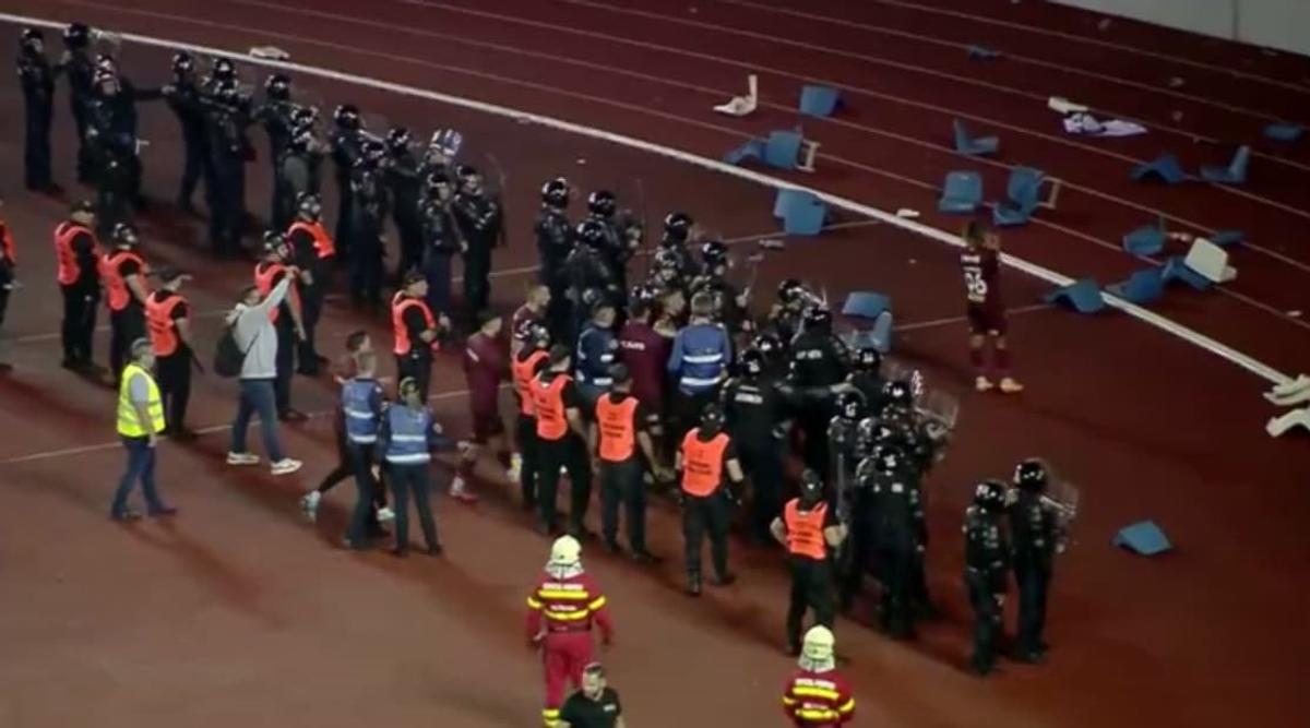 Săpunaru, reacții golănești după eșecul cu Craiova! Scandal cu jandarmii pe teren + a sărit la bătaie pe tunel » Colegii s-au chinuit să-l oprească