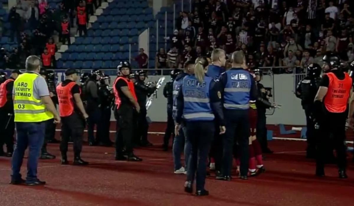 Săpunaru, reacții golănești după eșecul cu Craiova! Scandal cu jandarmii pe teren + a sărit la bătaie pe tunel » Colegii s-au chinuit să-l oprească