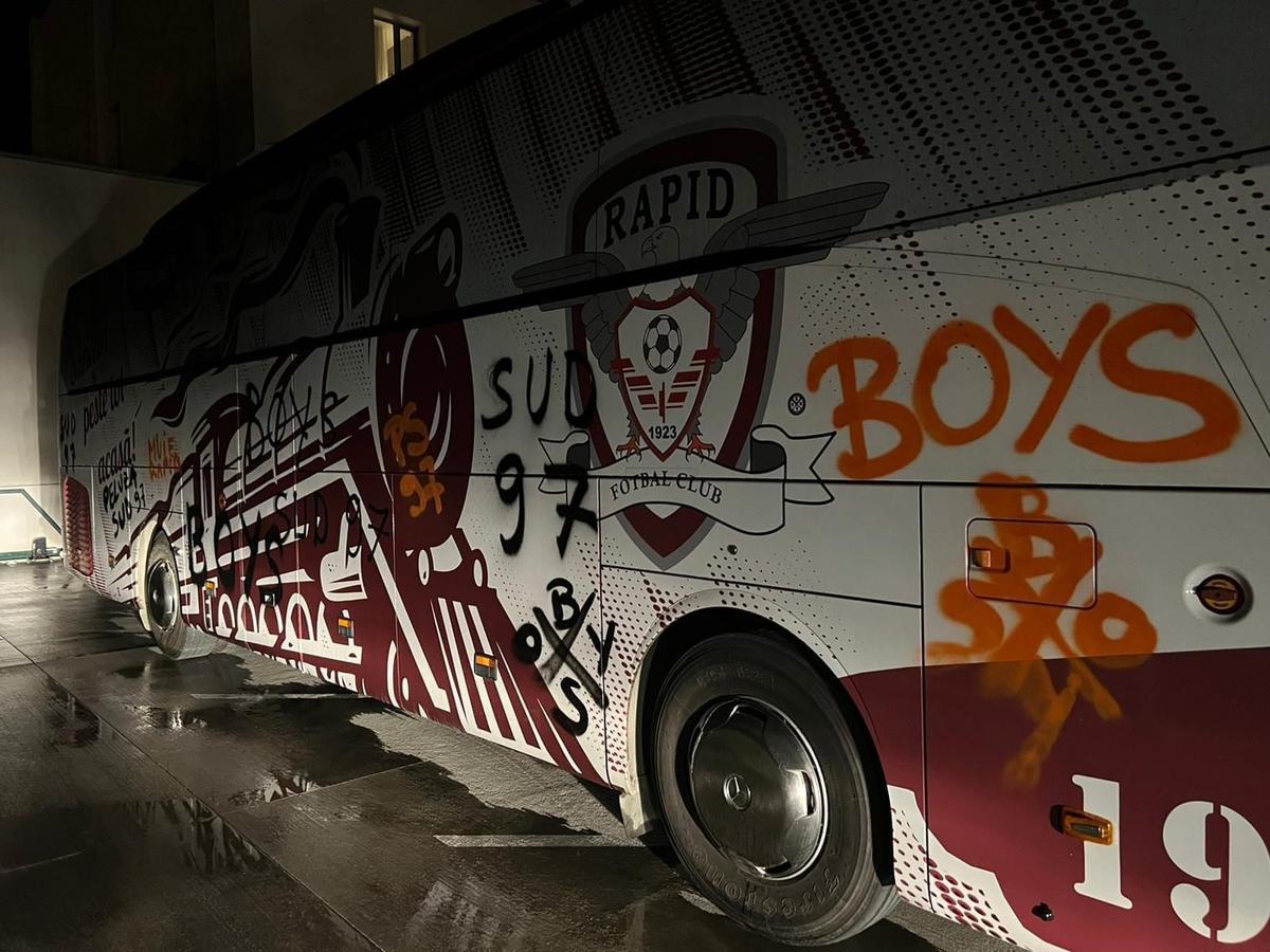 Ultrașii lui FCU Craiova au vandalizat autocarul Rapidului
