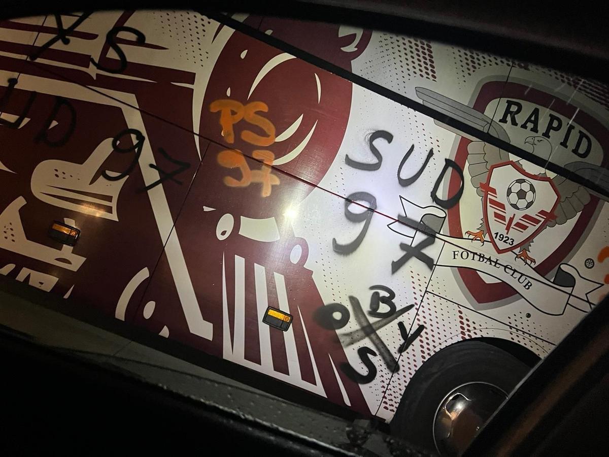 Au început șicanele! Autocarul Rapidului, vandalizat de ultrașii formaţiei FCU Craiova înaintea meciului direct