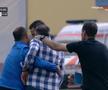 Scene de neînțeles la Hermannstadt - Petrolul! A sărit la arbitru după ce echipa sa a dat gol » Colegii s-au chinuit să-l țină în frâu